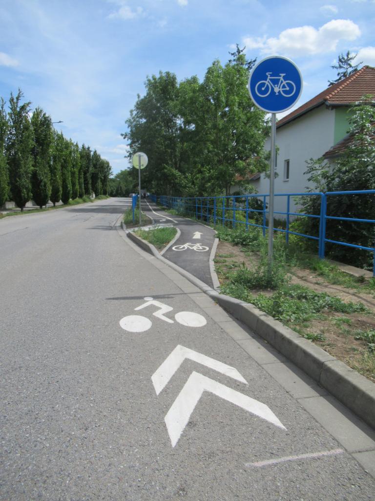 Cyklostezka v Rousínově od náměstí po autobusové nádraží